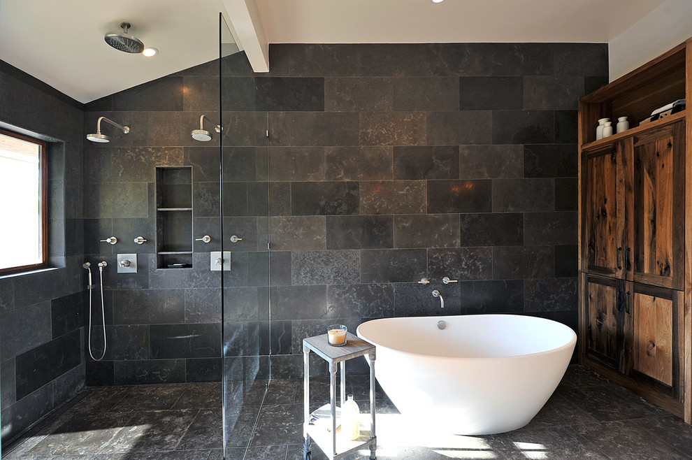 Свежая идея для дизайна: ванная комната в стиле рустика с отдельно стоящей ванной, открытым душем, серой плиткой, каменной плиткой и открытым душем - отличное фото интерьера