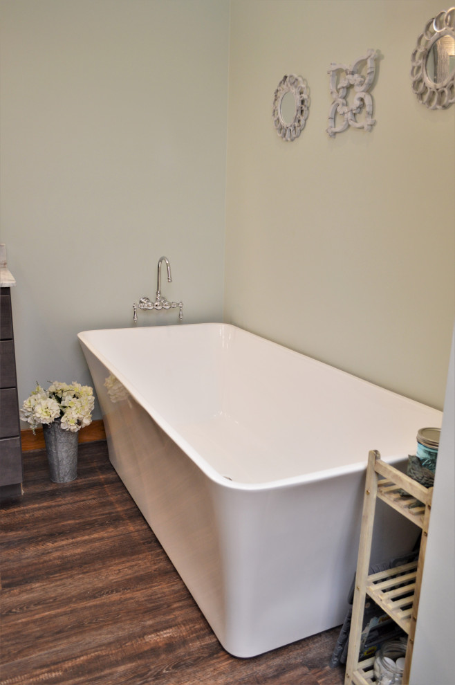 Bild på ett stort rustikt vit vitt en-suite badrum, med skåp i shakerstil, grå skåp, ett fristående badkar, blå väggar, laminatgolv, ett integrerad handfat, granitbänkskiva och brunt golv