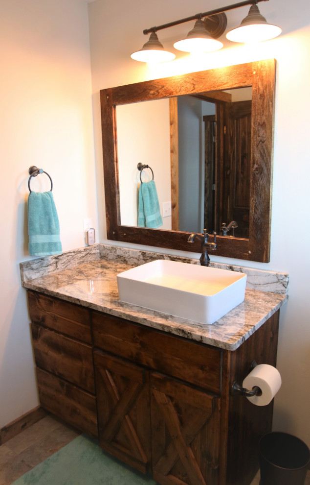 Bild på ett mellanstort rustikt flerfärgad flerfärgat badrum, med luckor med upphöjd panel, bruna skåp, en dusch/badkar-kombination, en toalettstol med hel cisternkåpa, vita väggar, klinkergolv i keramik, ett fristående handfat, granitbänkskiva, beiget golv och dusch med duschdraperi