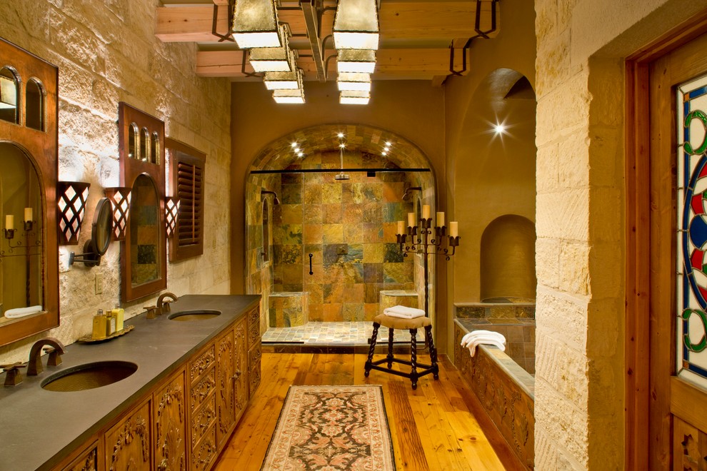 Mediterranes Badezimmer mit Unterbauwaschbecken, Schieferfliesen und farbigen Fliesen in Houston