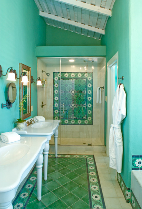 Cette image montre une douche en alcôve principale sud-ouest américain avec des carreaux de béton, un lavabo de ferme, un mur vert et sol en béton ciré.