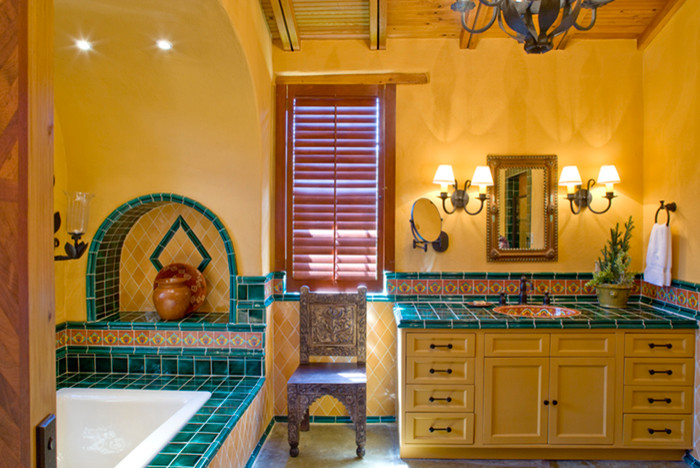 ヒューストンにあるサンタフェスタイルのおしゃれな浴室の写真