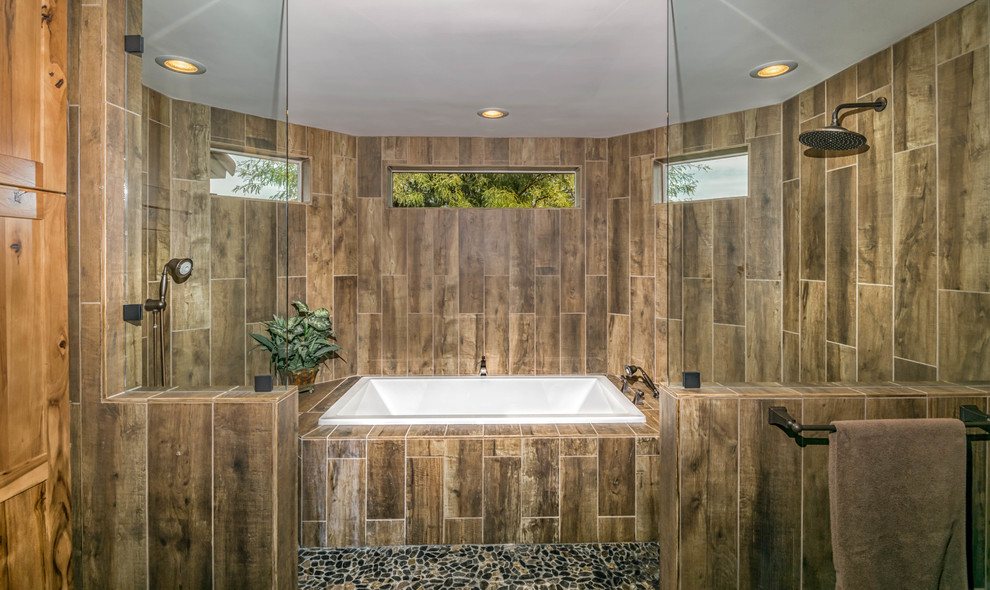 Idée de décoration pour une grande salle de bain principale chalet avec une baignoire posée, une douche double, un carrelage beige, des carreaux de céramique, un mur beige et un sol en galet.