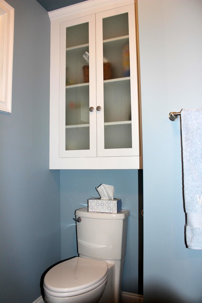 На фото: главная ванная комната среднего размера в стиле рустика с темными деревянными фасадами, душем над ванной, унитазом-моноблоком, синими стенами, светлым паркетным полом, врезной раковиной и мраморной столешницей с
