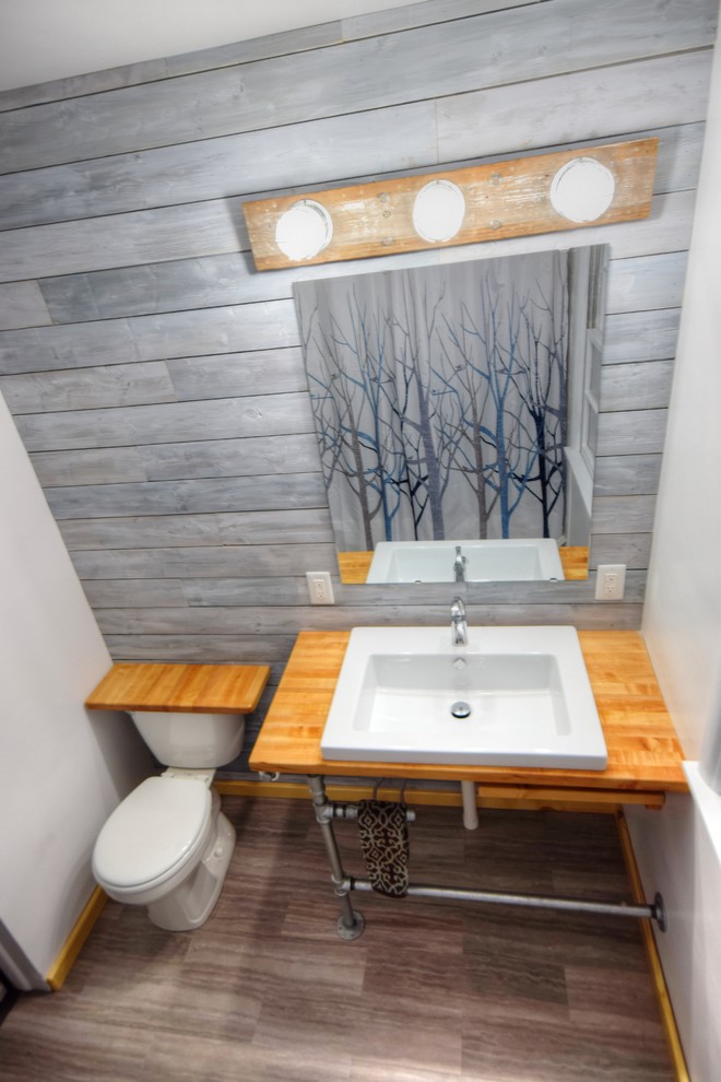 Aménagement d'une salle de bain montagne de taille moyenne avec une grande vasque et un plan de toilette en bois.