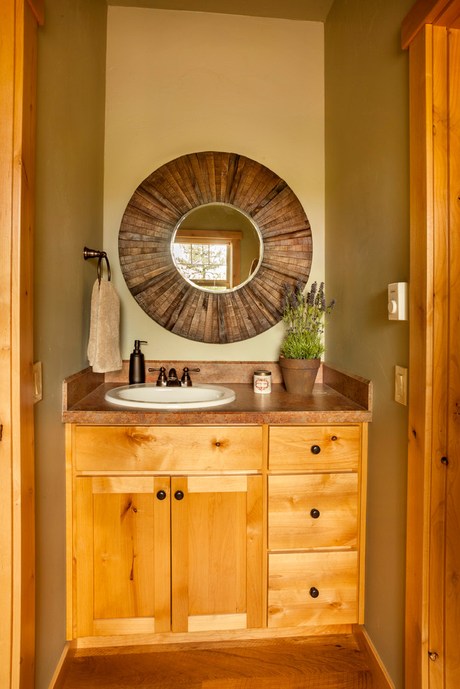 Idéer för små rustika brunt en-suite badrum, med skåp i shakerstil, bruna skåp, brun kakel, mosaik, ett undermonterad handfat, brunt golv, mellanmörkt trägolv och laminatbänkskiva
