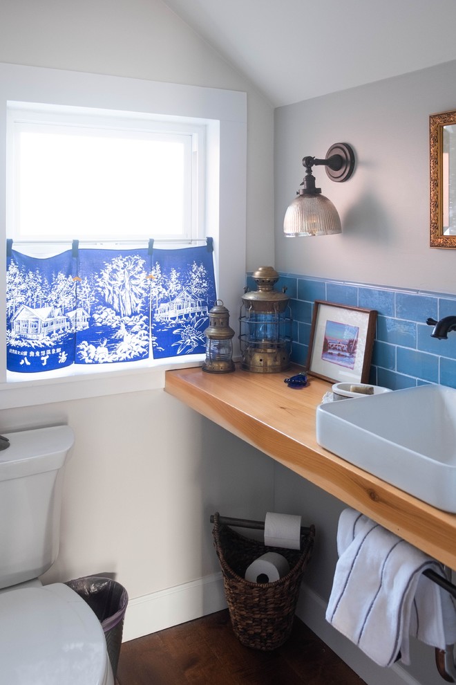 Idéer för små rustika badrum med dusch, med öppna hyllor, en toalettstol med separat cisternkåpa, blå kakel, keramikplattor, mörkt trägolv, ett fristående handfat och träbänkskiva