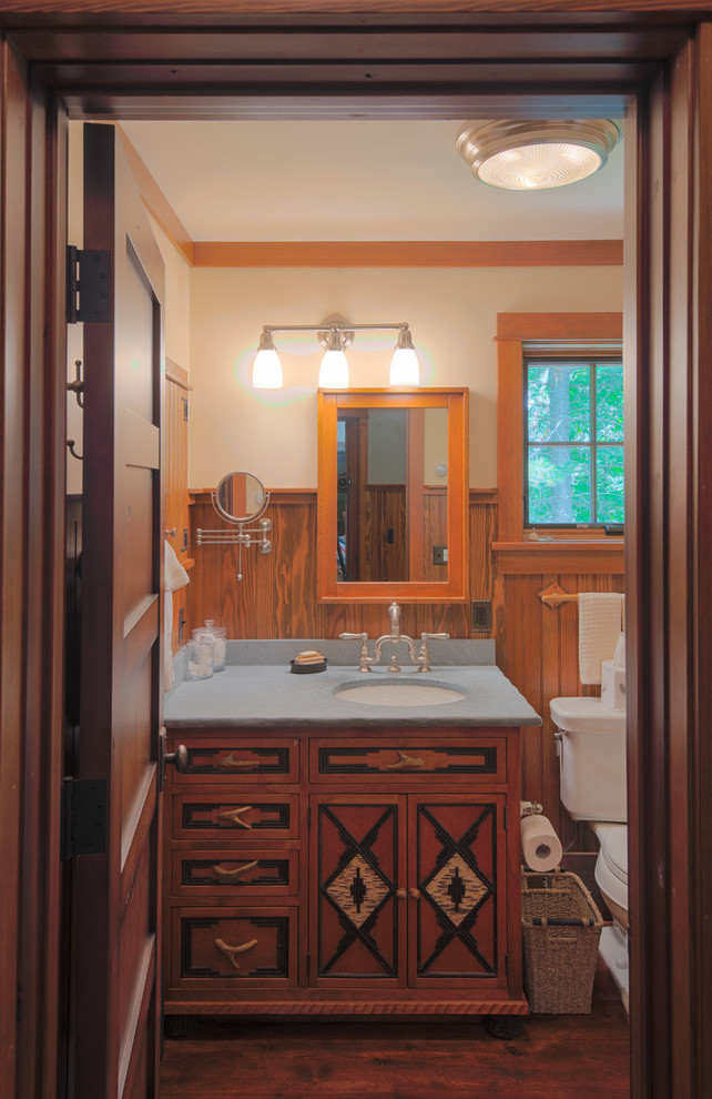 バーリントンにある高級なラスティックスタイルのおしゃれな浴室 (赤いキャビネット、分離型トイレ、白い壁、濃色無垢フローリング、アンダーカウンター洗面器、御影石の洗面台) の写真
