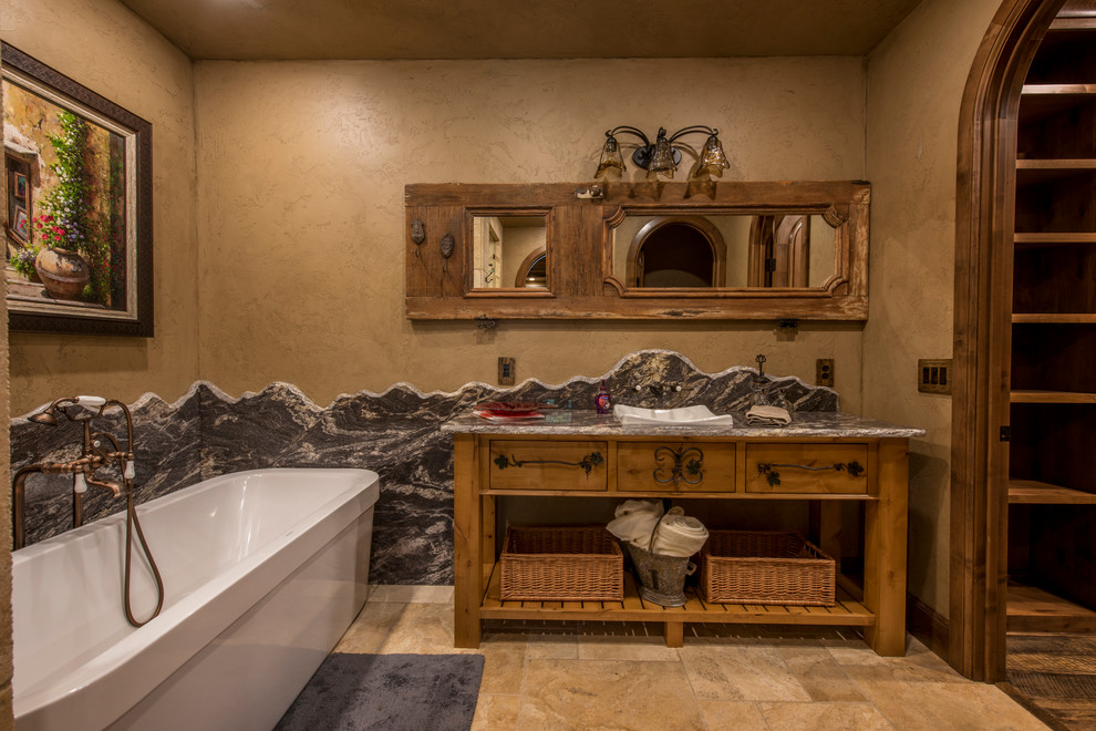 Idee per una piccola stanza da bagno con doccia stile rurale con lavabo a bacinella, ante in legno scuro, vasca freestanding, pareti beige, nessun'anta, piastrelle beige, piastrelle in ceramica, pavimento con piastrelle in ceramica e top in granito