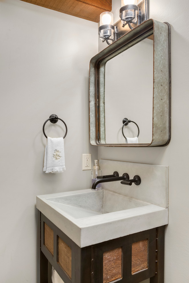 Esempio di una piccola stanza da bagno con doccia stile rurale con lavabo integrato e top in cemento