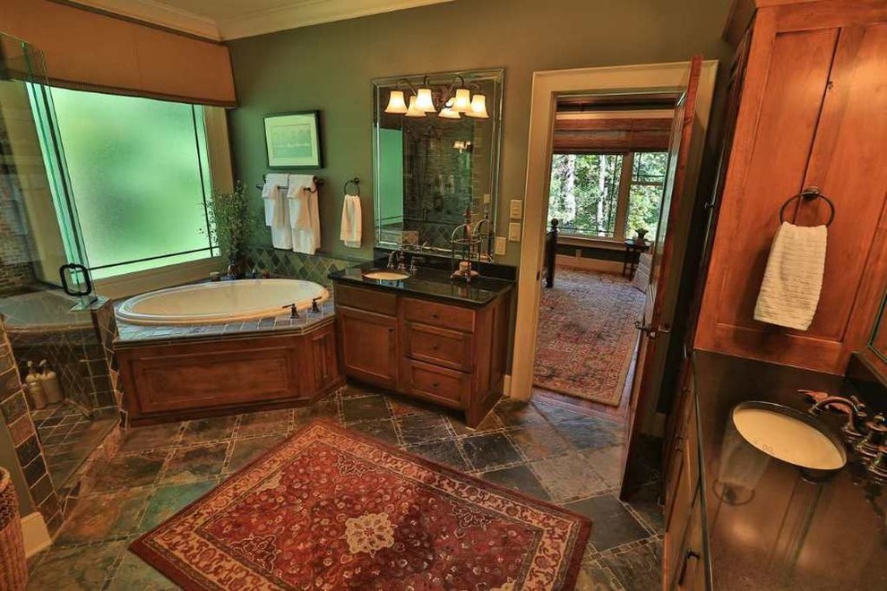 Inspiration för stora rustika en-suite badrum, med skåp i shakerstil, skåp i mellenmörkt trä, ett platsbyggt badkar, en hörndusch, flerfärgad kakel, stenkakel, gröna väggar, skiffergolv, ett undermonterad handfat, flerfärgat golv och dusch med gångjärnsdörr