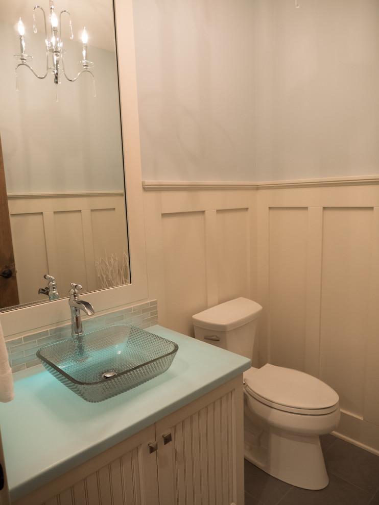 Uriges Badezimmer mit Mineralwerkstoff-Waschtisch in Grand Rapids