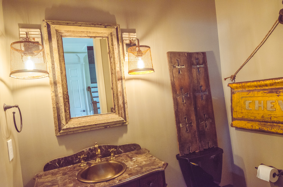 Idee per una stanza da bagno con doccia rustica di medie dimensioni con lavabo a bacinella, consolle stile comò, ante in legno bruno, top in granito, WC monopezzo, pareti grigie e pavimento con piastrelle in ceramica