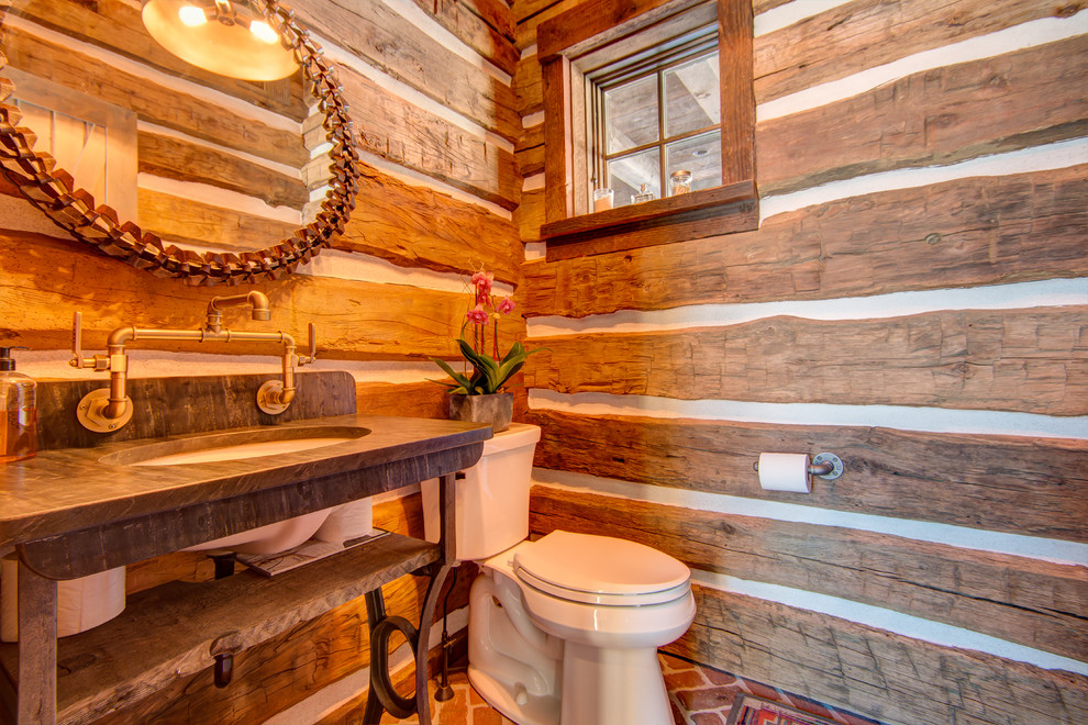 Imagen de cuarto de baño rústico de tamaño medio con armarios tipo mueble, suelo de ladrillo, aseo y ducha y encimera de mármol