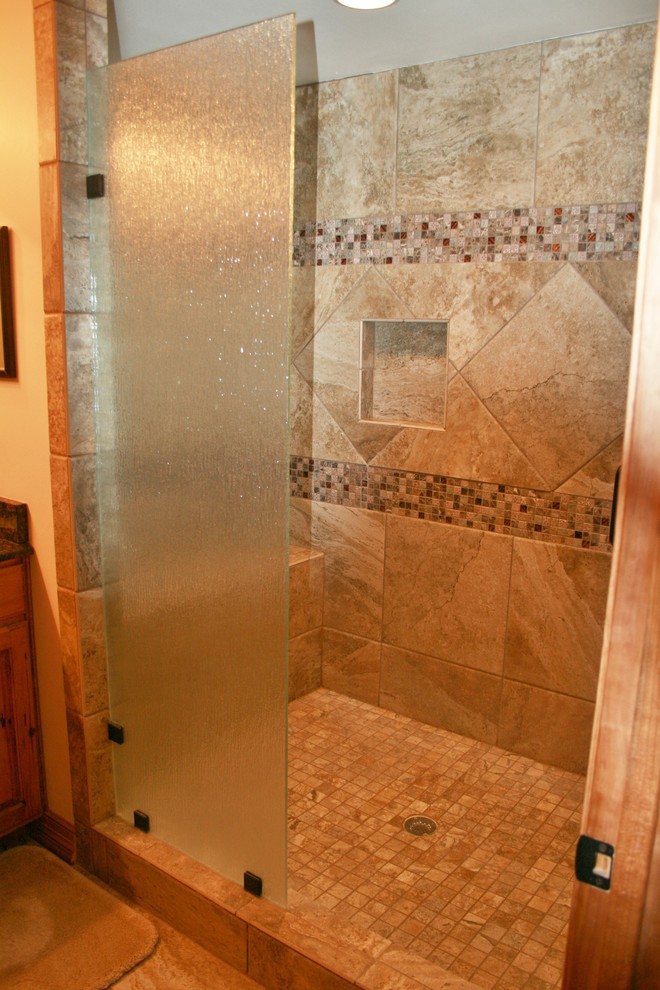 Exemple d'une salle de bain principale montagne en bois brun de taille moyenne avec un placard avec porte à panneau surélevé, une douche ouverte, WC à poser, un carrelage marron, des carreaux de porcelaine, un mur blanc, un sol en carrelage de porcelaine, un lavabo encastré et un plan de toilette en granite.