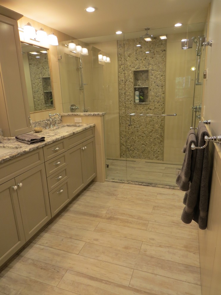Idéer för ett mellanstort klassiskt en-suite badrum, med ett undermonterad handfat, luckor med infälld panel, grå skåp, granitbänkskiva, en dusch i en alkov, en vägghängd toalettstol, flerfärgad kakel, kakel i småsten, blå väggar och klinkergolv i porslin