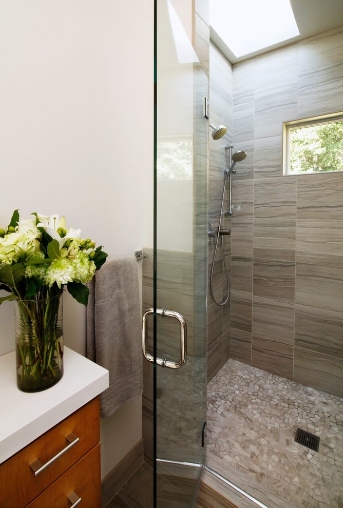 Idéer för mellanstora funkis badrum med dusch, med släta luckor, skåp i mellenmörkt trä, en dusch i en alkov, beige kakel, porslinskakel, vita väggar, klinkergolv i porslin och bänkskiva i akrylsten