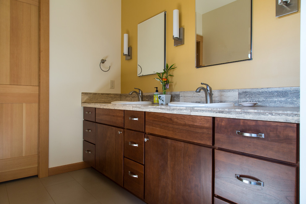 Immagine di una stanza da bagno padronale stile rurale di medie dimensioni con ante lisce, ante in legno bruno, piastrelle grigie, piastrelle in ceramica, pareti gialle e top piastrellato