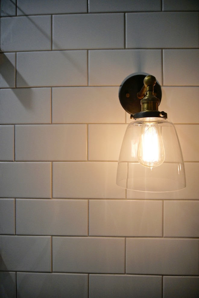 Exempel på ett litet klassiskt badrum med dusch, med skåp i mellenmörkt trä, en hörndusch, en toalettstol med separat cisternkåpa, vit kakel, tunnelbanekakel, blå väggar, marmorgolv, ett undermonterad handfat och marmorbänkskiva