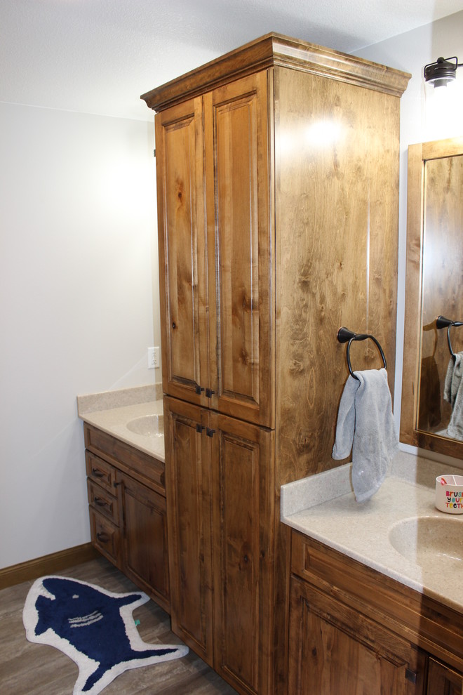 Aménagement d'une salle de bain principale classique en bois brun de taille moyenne avec un placard avec porte à panneau surélevé, un mur blanc, un sol en carrelage de porcelaine, un lavabo intégré, un plan de toilette en stratifié et un sol beige.