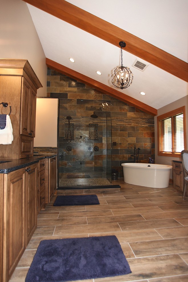 Идея дизайна: большая главная ванная комната в стиле рустика с коричневыми фасадами, отдельно стоящей ванной, плиткой из сланца, бежевыми стенами, врезной раковиной, коричневым полом и открытым душем