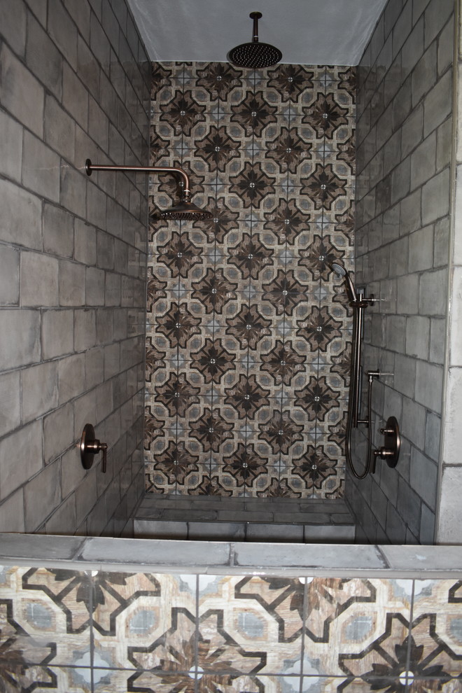 Inspiration för ett mellanstort rustikt en-suite badrum, med ett platsbyggt badkar, en dubbeldusch, grå kakel, cementkakel, grå väggar, klinkergolv i porslin, vitt golv och med dusch som är öppen