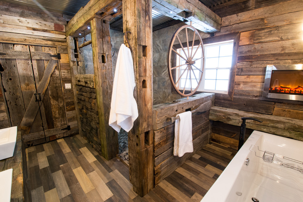 Imagen de cuarto de baño principal rústico grande con ducha abierta y encimera de madera
