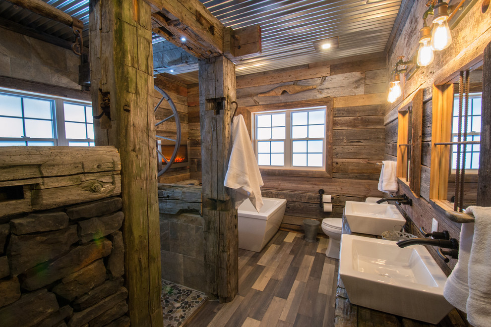 Bild på ett stort rustikt en-suite badrum, med en öppen dusch och träbänkskiva
