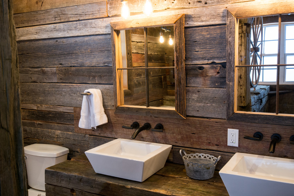 Modelo de cuarto de baño principal rústico grande con ducha abierta y encimera de madera