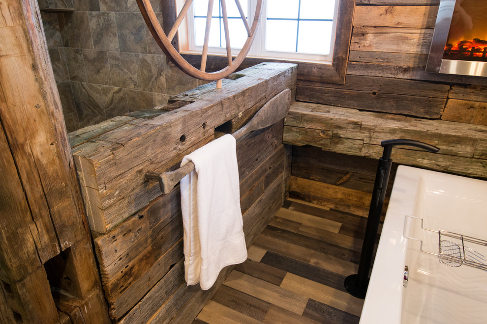 Immagine di una grande stanza da bagno padronale stile rurale con doccia aperta e top in legno
