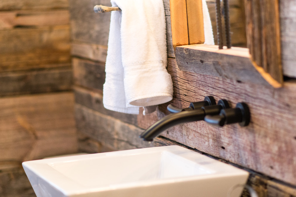 Immagine di una stanza da bagno rustica con top in legno
