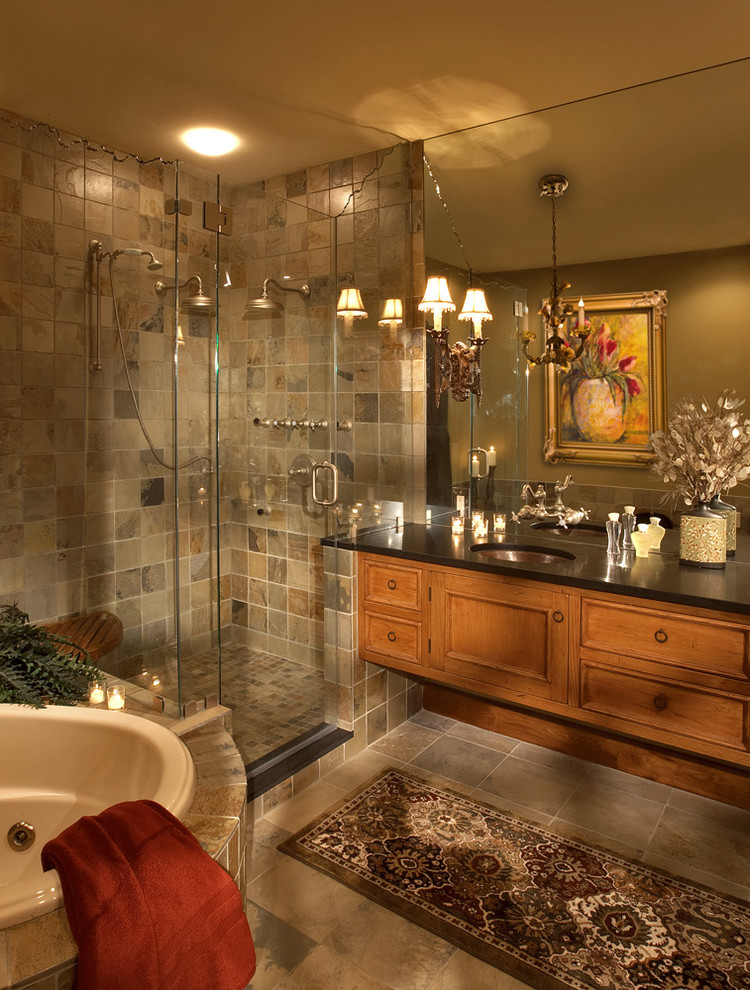 Стильный дизайн: главная ванная комната в стиле рустика с врезной раковиной, столешницей из гранита, угловой ванной, угловым душем, разноцветной плиткой и полом из сланца - последний тренд