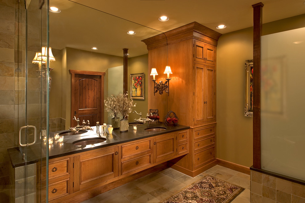 Imagen de cuarto de baño principal rústico con lavabo bajoencimera, encimera de granito y suelo de pizarra
