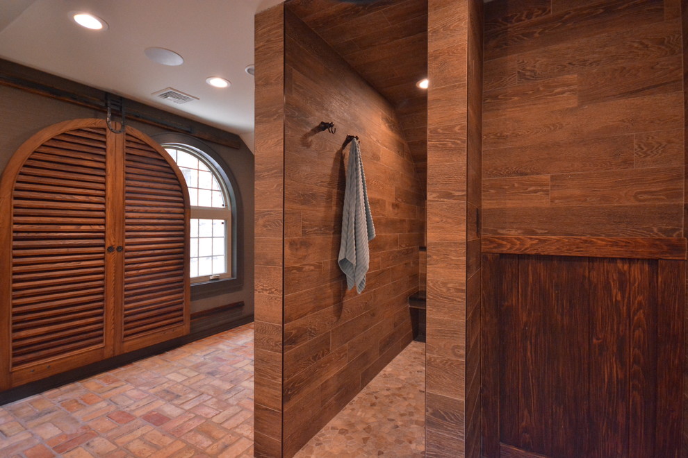 На фото: большая главная ванная комната в стиле рустика с фасадами в стиле шейкер, темными деревянными фасадами, открытым душем, раздельным унитазом, коричневой плиткой, керамогранитной плиткой, коричневыми стенами, кирпичным полом, врезной раковиной, мраморной столешницей, оранжевым полом и открытым душем с