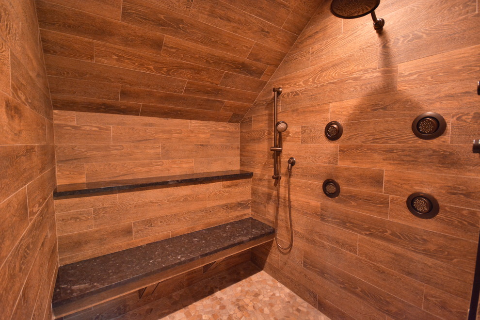 Inredning av ett rustikt stort en-suite badrum, med skåp i shakerstil, skåp i mörkt trä, en öppen dusch, en toalettstol med separat cisternkåpa, brun kakel, porslinskakel, bruna väggar, tegelgolv, ett undermonterad handfat, marmorbänkskiva, orange golv och med dusch som är öppen