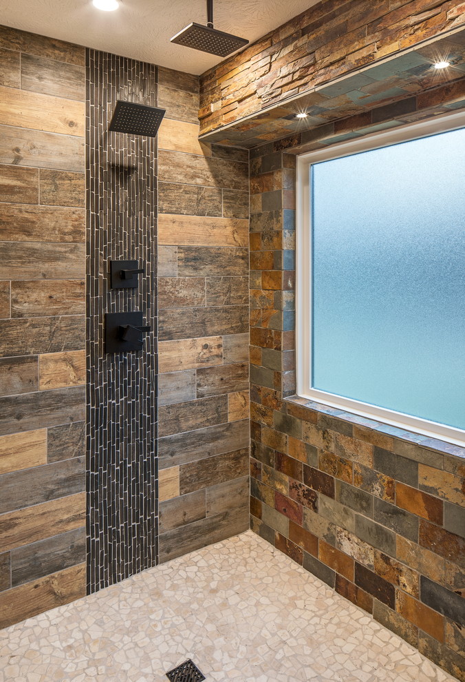 Idée de décoration pour une salle de bain principale chalet en bois brun avec un placard à porte shaker, une baignoire indépendante, une douche ouverte, un carrelage marron, un carrelage de pierre et un plan de toilette en stéatite.