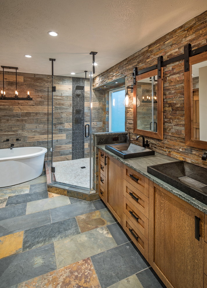 Идея дизайна: главная ванная комната в стиле рустика с фасадами в стиле шейкер, фасадами цвета дерева среднего тона, отдельно стоящей ванной, открытым душем, коричневой плиткой, каменной плиткой и столешницей из талькохлорита