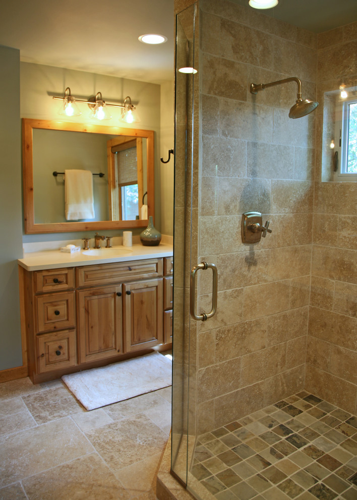 Diseño de cuarto de baño rústico con armarios con paneles con relieve, puertas de armario de madera oscura y encimera de acrílico