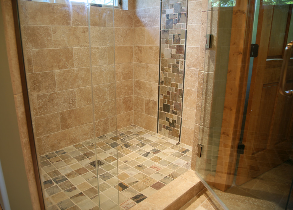 Стильный дизайн: ванная комната в стиле рустика с фасадами с выступающей филенкой, фасадами цвета дерева среднего тона и столешницей из искусственного камня - последний тренд
