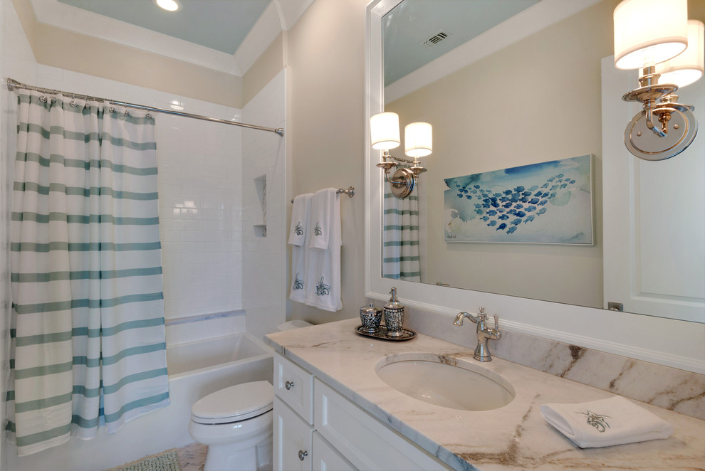 Источник вдохновения для домашнего уюта: большая ванная комната в стиле кантри с фасадами с утопленной филенкой, белыми фасадами, накладной ванной, душем над ванной, унитазом-моноблоком, разноцветной плиткой, удлиненной плиткой, белыми стенами, полом из мозаичной плитки, врезной раковиной и мраморной столешницей