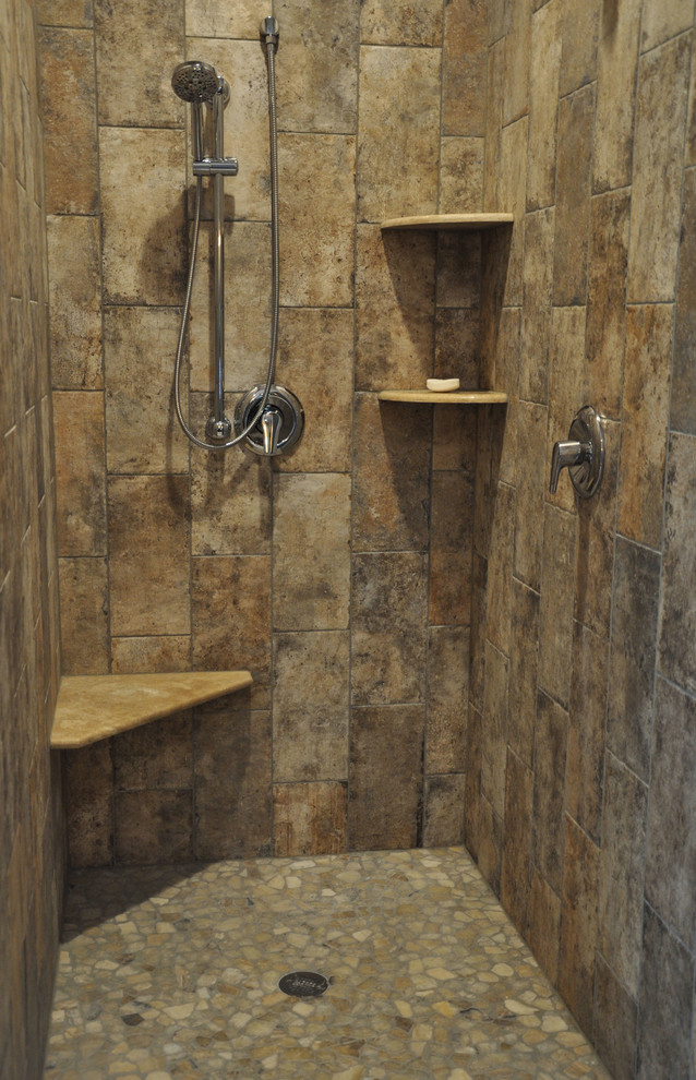 Bild på ett stort rustikt en-suite badrum, med släta luckor, skåp i mellenmörkt trä, granitbänkskiva, en öppen dusch, beige kakel, porslinskakel, beige väggar och klinkergolv i porslin