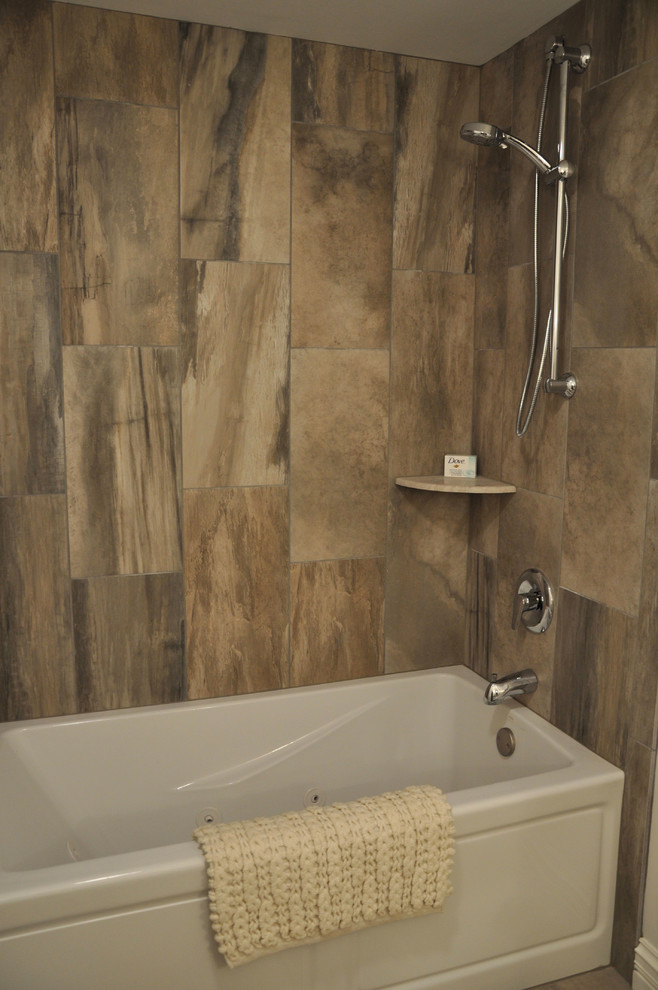 Idee per una stanza da bagno con doccia stile rurale di medie dimensioni con vasca ad alcova, vasca/doccia, piastrelle marroni, piastrelle in gres porcellanato, pareti beige e pavimento in gres porcellanato