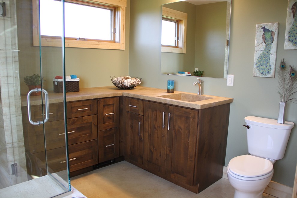 Exempel på ett mellanstort lantligt en-suite badrum, med släta luckor, skåp i mörkt trä, ett platsbyggt badkar, en hörndusch, beige kakel, cementkakel, gröna väggar, betonggolv, ett integrerad handfat, bänkskiva i betong, flerfärgat golv och dusch med gångjärnsdörr