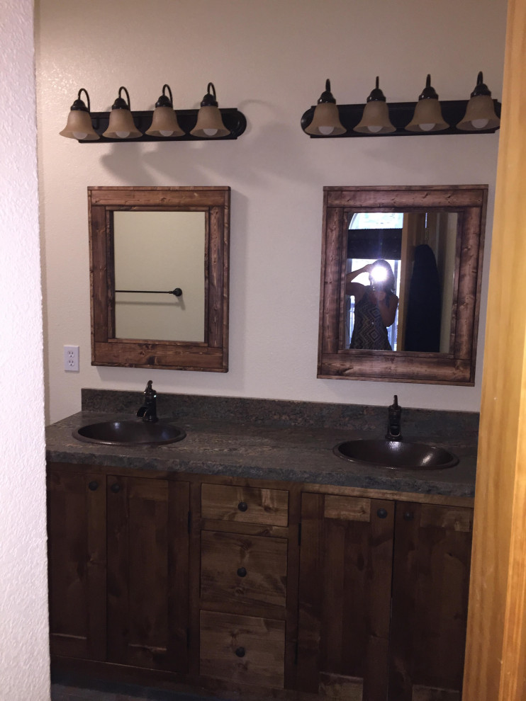 Mittelgroßes Uriges Badezimmer En Suite mit dunklen Holzschränken, beiger Wandfarbe, Laminat-Waschtisch und grauer Waschtischplatte in Philadelphia