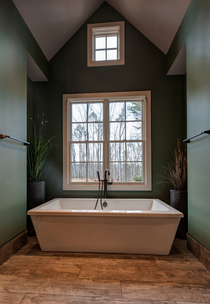 Mittelgroßes Uriges Badezimmer En Suite mit freistehender Badewanne, Porzellanfliesen, grüner Wandfarbe und Porzellan-Bodenfliesen in Sonstige