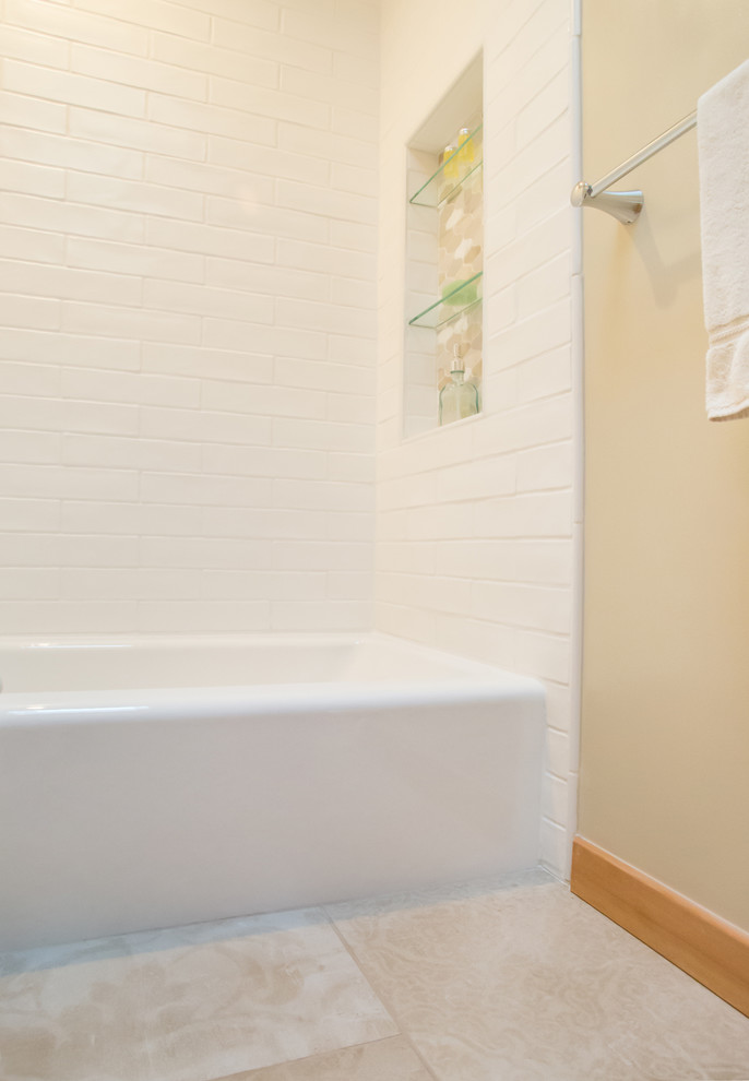 Foto di una piccola stanza da bagno country con vasca ad alcova, vasca/doccia, piastrelle bianche, piastrelle in ceramica, pareti beige, pavimento in gres porcellanato, pavimento beige e doccia con tenda