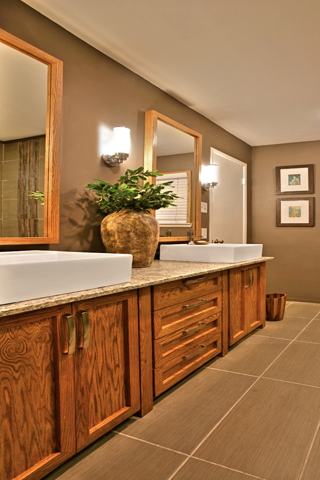 Cette image montre une petite salle de bain bohème en bois brun avec une vasque, un placard en trompe-l'oeil, un plan de toilette en granite, une douche ouverte, WC séparés, un carrelage gris, mosaïque, un mur gris et un sol en carrelage de porcelaine.