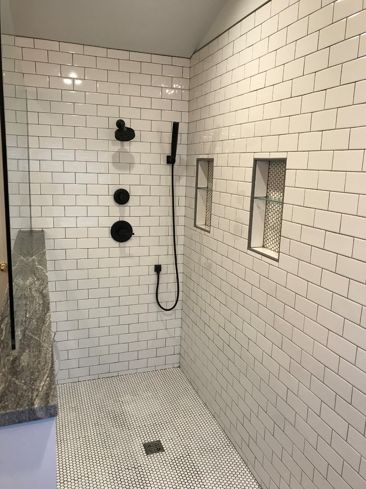 デトロイトにあるラスティックスタイルのおしゃれな浴室の写真