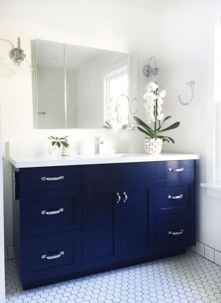 Bild på ett mellanstort vintage en-suite badrum, med skåp i shakerstil, blå skåp, ett japanskt badkar, våtrum, en toalettstol med hel cisternkåpa, vit kakel, porslinskakel, vita väggar, klinkergolv i porslin, ett undermonterad handfat och bänkskiva i kvarts