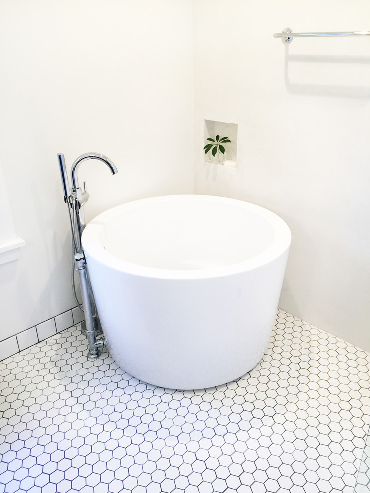 サンタバーバラにある高級な中くらいなカントリー風のおしゃれなマスターバスルーム (和式浴槽、洗い場付きシャワー、磁器タイルの床、ビデ、アンダーカウンター洗面器) の写真